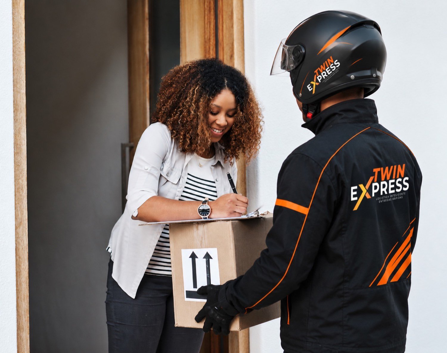 Estafeta Twin Express a entregar uma encomenda a uma cliente